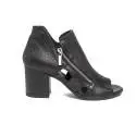 Keys leather anke boot perfored and popped in black color article 5133