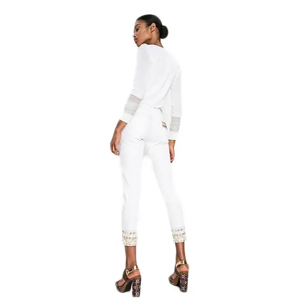 Desigual 72D2WC4 5178 jeans donna con toppe e ricami etnici, color bianco