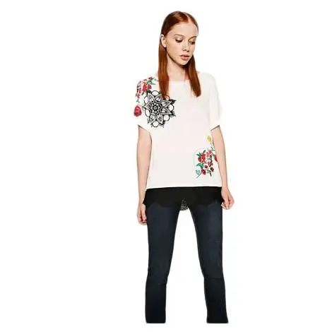 Desigual 71T2YE7 1001 t-shirt donna color bianco con stampa floreale e dettagli traforati